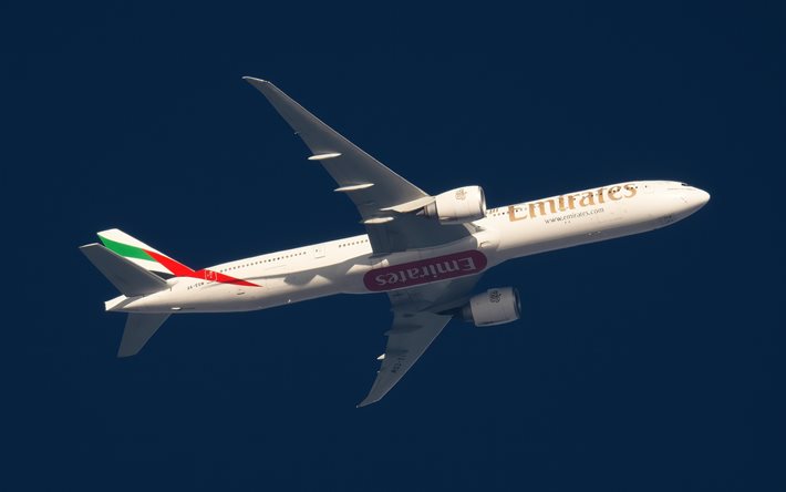 boeing 777-300, avión de pasajeros, vista inferior, vista en el cielo, emirates airlines, boeing 777, transporte de pasajeros, emiratos árabes unidos, aviones en el cielo