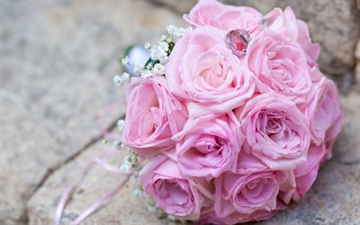 bröllopsbukett, rosa rosor, förlovningsringar, obrocki