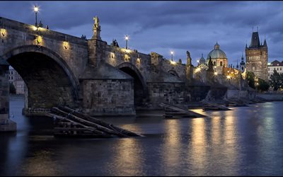 カレル橋, 人目をひくユニークな造り, 川, 夜, プラハ, チェコ共和国
