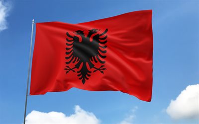 bandeira albanesa no mastro, 4k, países europeus, céu azul, bandeira da albânia, bandeiras de cetim onduladas, símbolos nacionais albaneses, mastro com bandeiras, bandeira albanesa, dia da albânia, europa, albânia