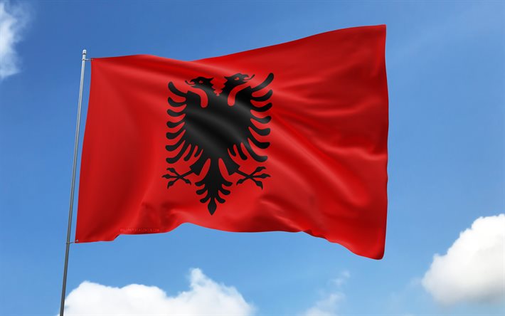 फ्लैगपोल पर अल्बानियाई झंडा, 4k, यूरोपीय देश, नीला आकाश, अल्बानिया का झंडा, लहरदार साटन झंडे, अल्बानियाई राष्ट्रीय प्रतीक, झंडे के साथ झंडा, अल्बानियाई झंडा, अल्बानिया का दिन, यूरोप, अल्बानिया