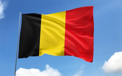 bandiera belga sul pennone, 4k, paesi europei, cielo blu, bandiera del belgio, bandiere di raso ondulato, bandiera belga, simboli nazionali belgi, pennone con bandiere, giorno del belgio, europa, belgio