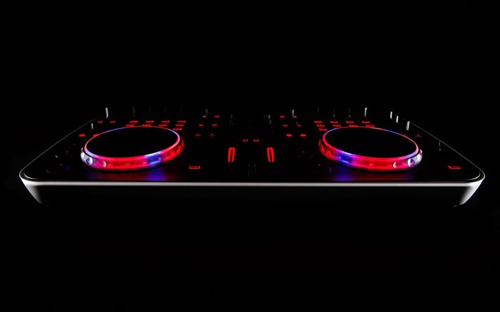 console de dj, fundo preto, luzes de néon roxas, edm, música eletrônica, djs