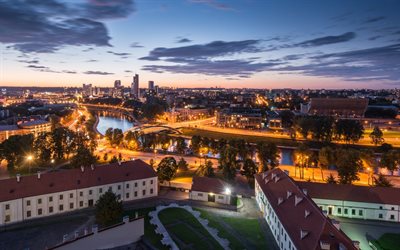 Vilnius, in Lituania, notte, luci da strada, strada