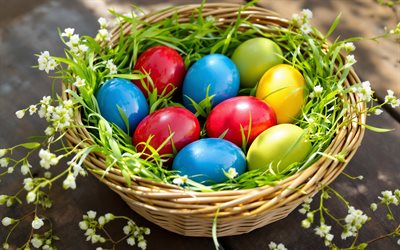 uova di pasqua nel cestino di vimini, buona pasqua, uova di pasqua, decorazione pasquale, primavera, uova di pasqua colorate, sfondo per la carta pasquale