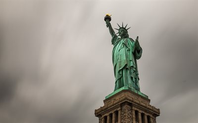 米国, ニューヨーク, の自由の女神像, の灰色の空に