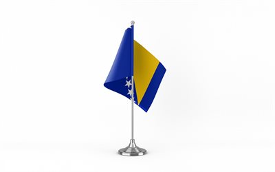 4k, bosnia ja hertsegovinan pöytälippu, valkoinen tausta, bosnia ja hertsegovinan lippu, bosnia ja hertsegovinan lippu metallitikulla, kansalliset symbolit, bosnia ja hertsegovina