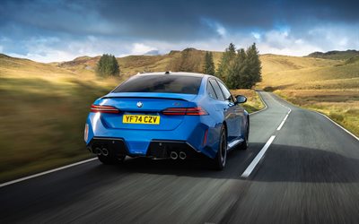 bmw m5, 4k, rückansicht, 2025 autos, autobahn, bewegung unschärfe, g90, uk spec, stimmung, m leistung, blue bmw m5, bmw m5 g90, 2025 bmw m5, deutsche autos, bmw