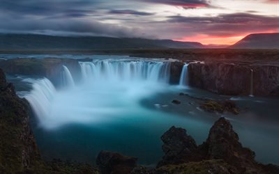 La cascada de Godafoss, Islandia, puesta de sol, acantilados, cascadas