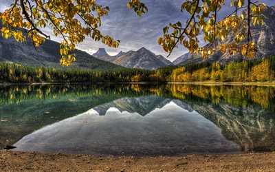 sommar, reflektion av himlen, vacker sjö, berg, kanada