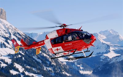 un helicóptero de rescate, las montañas, los de la foto