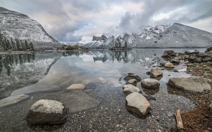 un beau lac minnewanka, banff, le lac minnewanka, alberta, canada