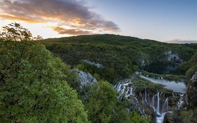 la cascata delle cascate, in una fitta foresta, lago