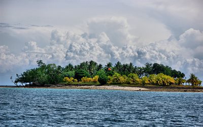 los árboles de palma, islas, nubes de tormenta