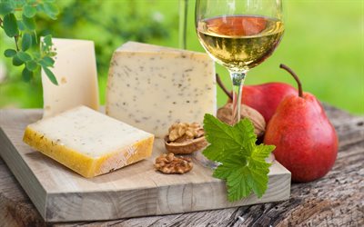 nozes, um copo de vinho, queijo francês, foto