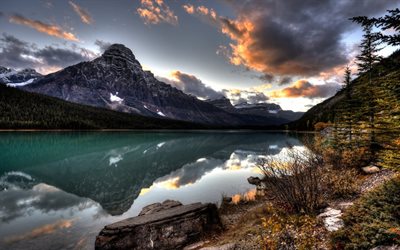 berg, vacker sjö, sten, reflektion av himlen, kväll