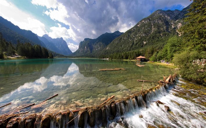a vila, uma pequena cachoeira, montanhas, o lago, alpes