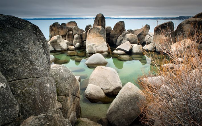 grandes rocas, piedras lisas, playa