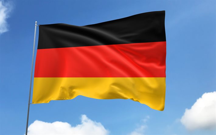 علم ألمانيا على سارية العلم, 4k, الدول الأوروبية, السماء الزرقاء, علم ألمانيا, أعلام الساتان المتموجة, علم الألمانية, الرموز الوطنية الألمانية, سارية العلم مع الأعلام, يوم ألمانيا, أوروبا, ألمانيا