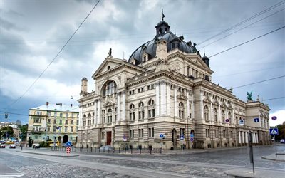 Lviv, des bâtiments, de l'Opéra et Théâtre de Ballet de, en Ukraine, en été, la rue