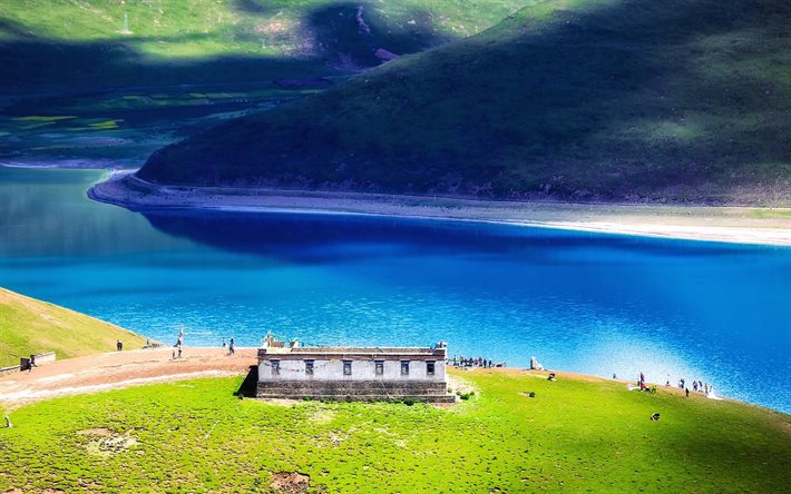 YamdrokTso Cennet Göl, tepeler, Tibet, yaz, mavi göl