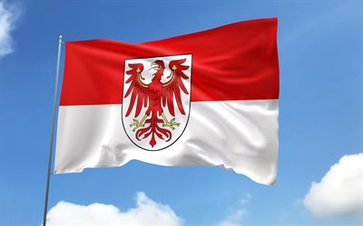 علم براندنبورغ على سارية العلم, 4k, الدول الألمانية, السماء الزرقاء, علم براندنبورغ, أعلام الساتان المتموج, العلم براندنبورغ, حالات ألمانيا, سارية العلم مع الأعلام, يوم براندنبورغ, ألمانيا, براندنبورغ