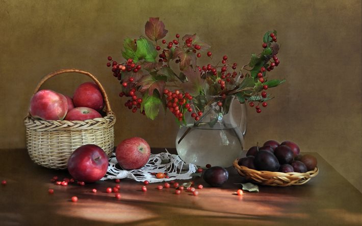 todavía la vida, cesta de frutas, manzanas, ciruelas, frutas, jarra, ramas, kalina, bayas, servilleta