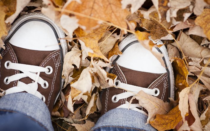 les pieds, les baskets, les feuilles, l'automne, jeans