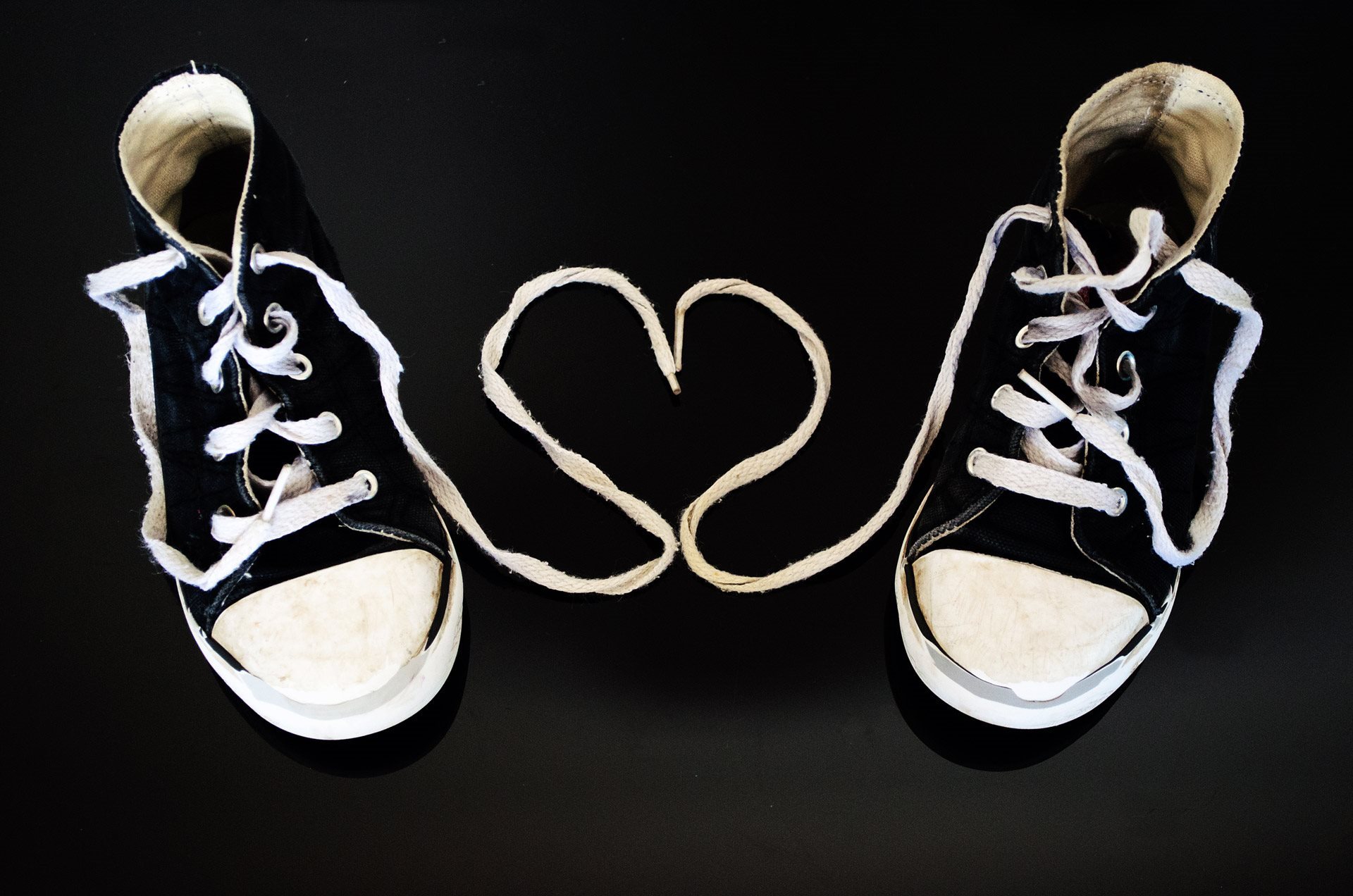 Фото со шнурками на штанах в виде сердца