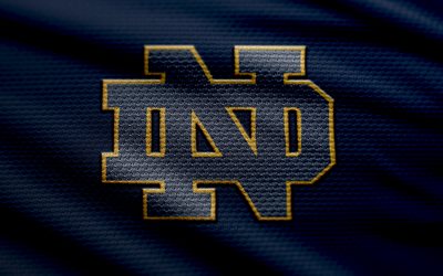 노트르담 파이팅 아일랜드 패브릭 로고, 4k, 블루 패브릭 배경, ncaaf, 보케, 미식 축구, 노트르담 파이팅 아일랜드 로고, ncaa, 노트르담 파이팅 아일랜드 엠블럼, 컨퍼런스 미국, 노트르담 파이팅 아일랜드어