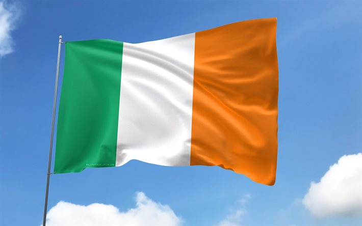 irlannin lippu lipputankoon, 4k, eurooppalaiset maat, sinitaivas, irlannin lippu, aaltoilevat satiiniliput, irlannin kansalliset symbolit, lipputanko lipuilla, irlannin päivä, euroopassa, irlanti
