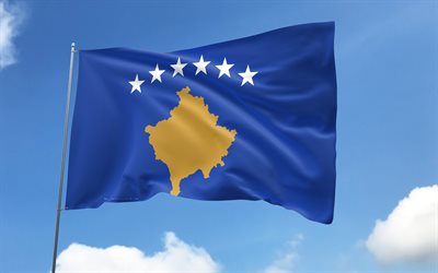 drapeau du kosovo sur mât, 4k, pays européens, ciel bleu, drapeau du kosovo, drapeaux de satin ondulés, drapeau kosovar, symboles nationaux kosovars, mât avec des drapeaux, journée du kosovo, l'europe , kosovo