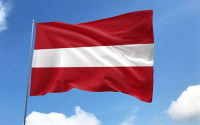 lettland flagge am fahnenmast, 4k, europäische länder, blauer himmel, flagge von lettland, gewellte satinfahnen, lettische flagge, lettische nationalsymbole, fahnenmast mit fahnen, tag lettlands, europa, lettland flagge, lettland