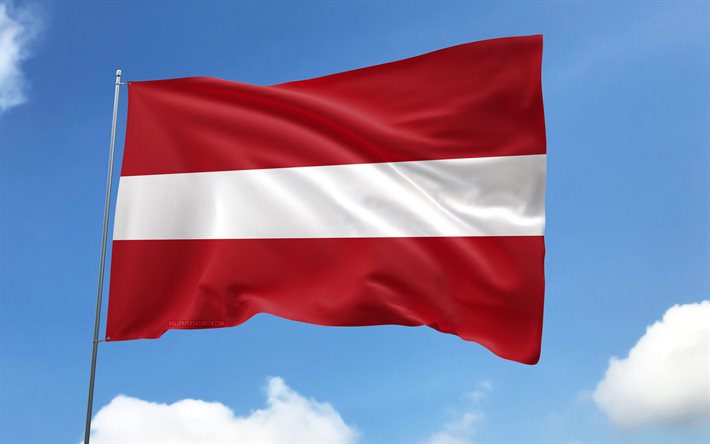 bandeira da letônia no mastro, 4k, países europeus, céu azul, bandeira da letônia, bandeiras de cetim onduladas, bandeira letã, símbolos nacionais da letônia, mastro com bandeiras, dia da letônia, europa, letônia