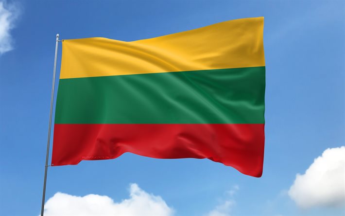 bandera de lituania en asta de bandera, 4k, países europeos, cielo azul, bandera de lituania, banderas de raso ondulado, bandera lituana, símbolos nacionales lituanos, asta con banderas, dia de lituania, europa, lituania