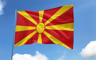 bandiera della macedonia del nord sull'asta della bandiera, 4k, paesi europei, cielo blu, bandiera della macedonia del nord, bandiere di raso ondulato, bandiera macedone, simboli nazionali macedoni, europa, macedonia del nord