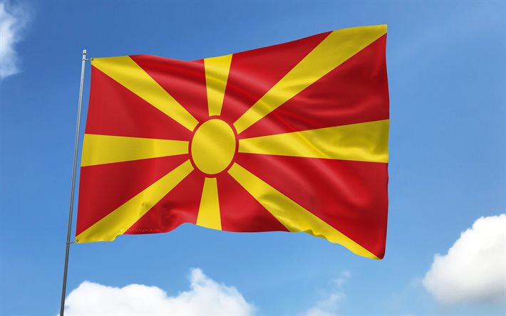 pohjois makedonian lippu lipputankoon, 4k, eurooppalaiset maat, sinitaivas, pohjois makedonian lippu, aaltoilevat satiiniliput, makedonian lippu, makedonian kansalliset symbolit, euroopassa, pohjois makedonia
