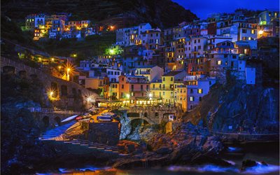 Manarola, la noche, las casas, las Cinque Terre, Italia