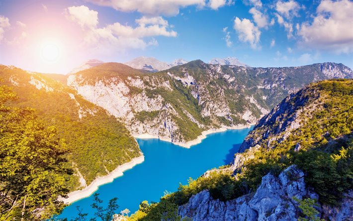 montenegro, montanha, lago piva, céu azul, sol brilhante