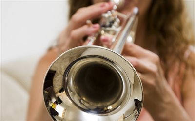 trompet çalma, müzik aletleri, trompet, trompet çalmayı öğrenme, pirinç enstrüman, trompet tutan kadın