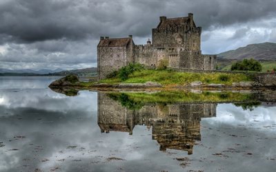 İskoçya, güzel bir doğa, eski kale, bulutlu gökyüzü