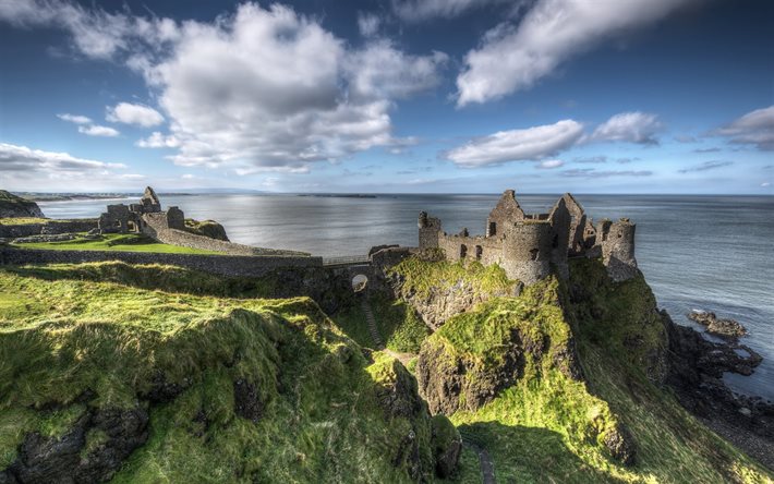 des collines, des vagues, du château, de l'océan, d'irlande, d'arriver au château de dunluce