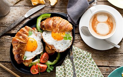 croissants, huevos revueltos, desayuno, café
