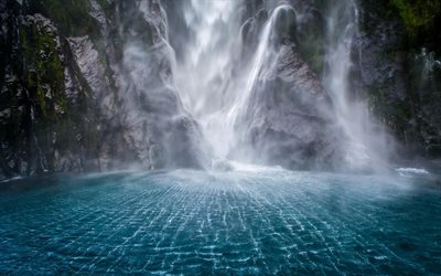 vackert vattenfall, blå sjö, klart vatten, vilda djur