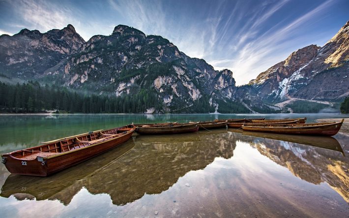 paesaggio di montagna, le barche di legno, montagna, lago, dolomiti, italia
