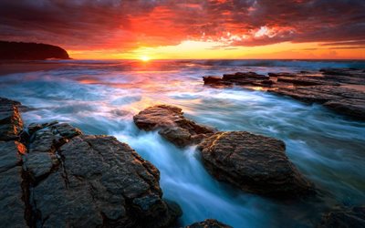 el amanecer, el mar, las olas, por la mañana, piedras, orilla, australia, sydney, turimetta