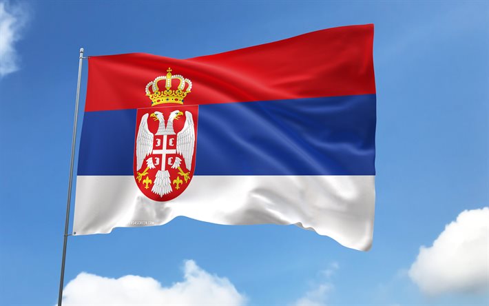 깃대에 세르비아 깃발, 4k, 유럽 ​​국가, 파란 하늘, 세르비아의 국기, 물결 모양의 새틴 플래그, 세르비아 국기, 세르비아 국가 상징, 깃발이 달린 깃대, 세르비아의 날, 유럽, 세르비아