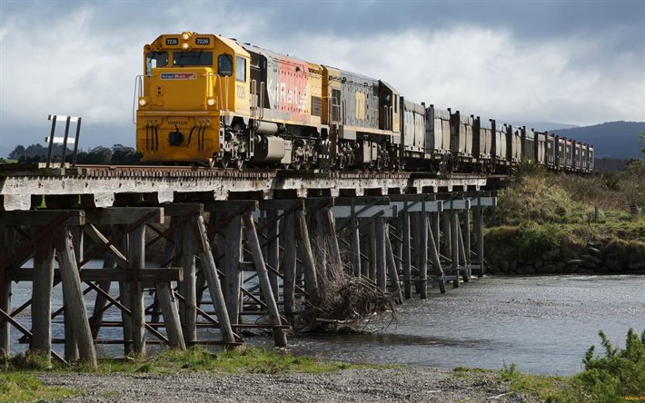 sarı lokomotif, ahşap köprü, arabalar