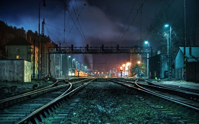 des rails, des lumières, train
