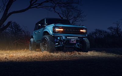ford bronco, 4k, farolas, 2025 autos, noche, fuera de la carretera, nuevo ford bronco, extremo, blue ford bronco, sintonización, 2025 ford bronco, autos americanos, vado, suvs